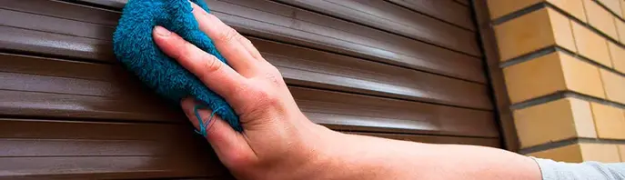 Cortina enrollable de aluminio símil madera instalada en fachada moderna, combinando estética natural y resistencia al clima