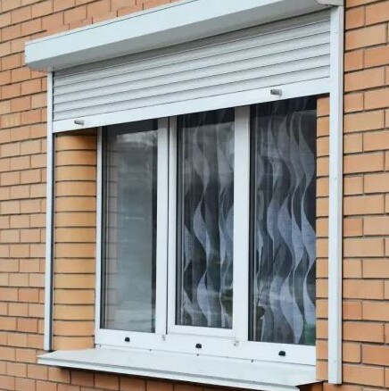 Cortina enrollable de PVC instalada sin albañilería en ambiente moderno, destacando practicidad, limpieza en el montaje y solución técnica eficiente<br />